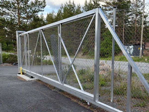 Alumiininen liukuportti aidan kulkuaukossa